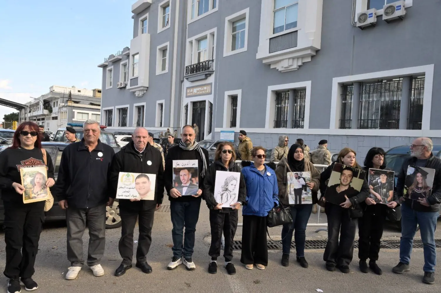 أهالي الضحايا يرفعون صور أبنائهم الذين قُتلوا في انفجار مرفأ بيروت يوم 4 أغسطس 2020 (الشرق الأوسط)