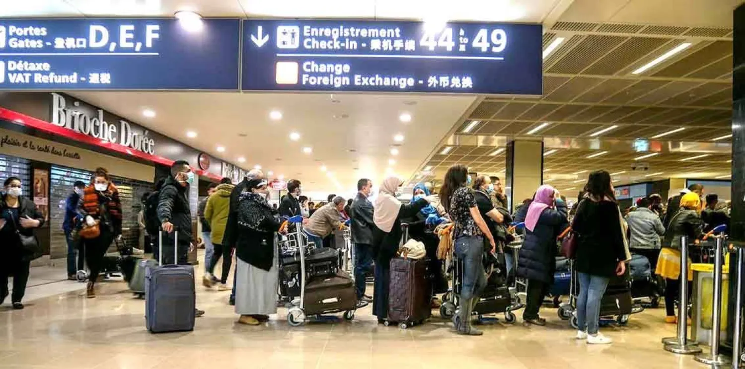 مسافرون جزائريون في «مطار شارل ديغول» (متداولة)