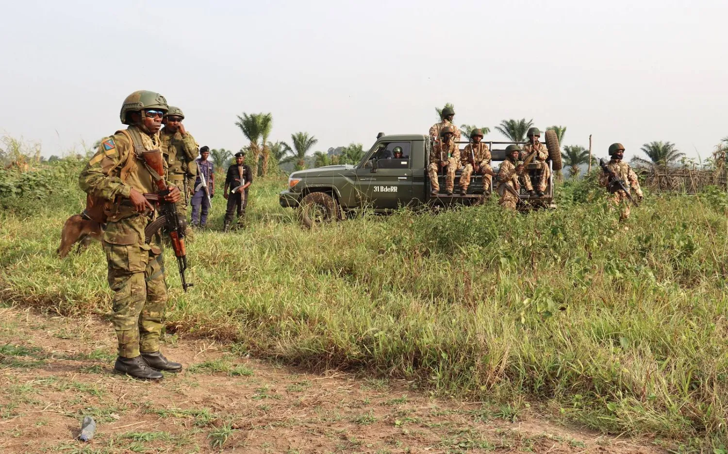 عناصر من جيش الكونغو الديمقراطية في لوبيرو بمقاطعة شمال كيفو (رويترز)