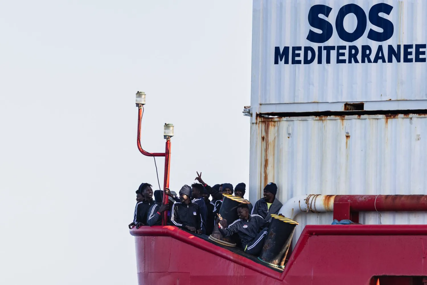 مهاجرون يقفون على سطح سفينة إنقاذ في المياه الدولية قبالة سواحل ليبيا... 17 يناير 2026 (أ.ف.ب)