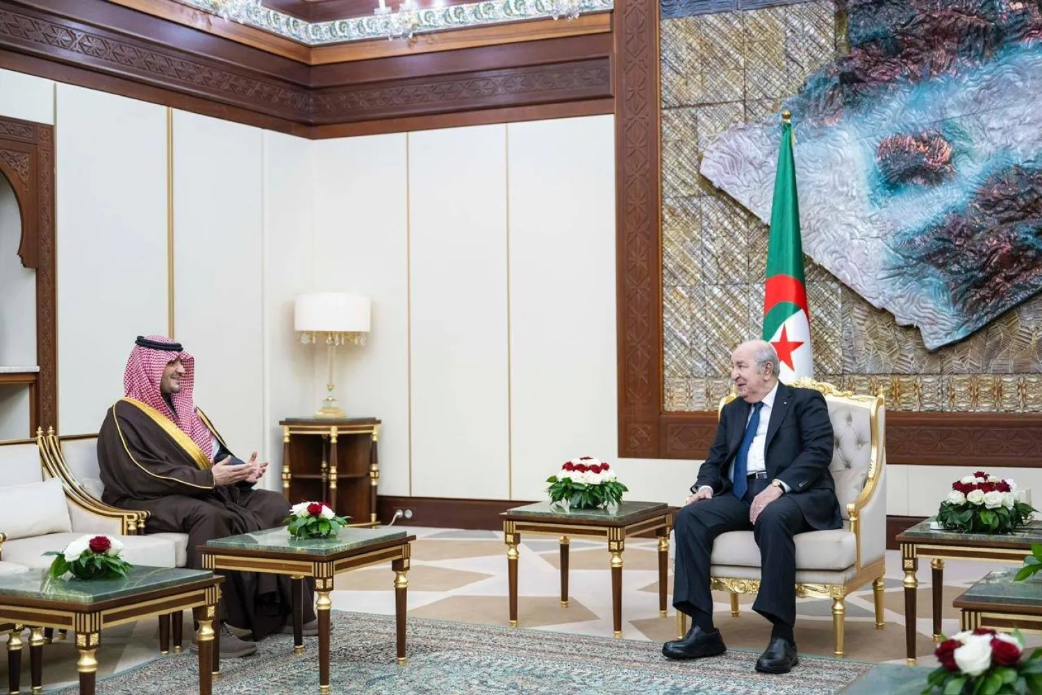 الرئيس عبد المجيد تبون لدى لقائه الأمير عبد العزيز بن سعود بن نايف (الداخلية السعودية)