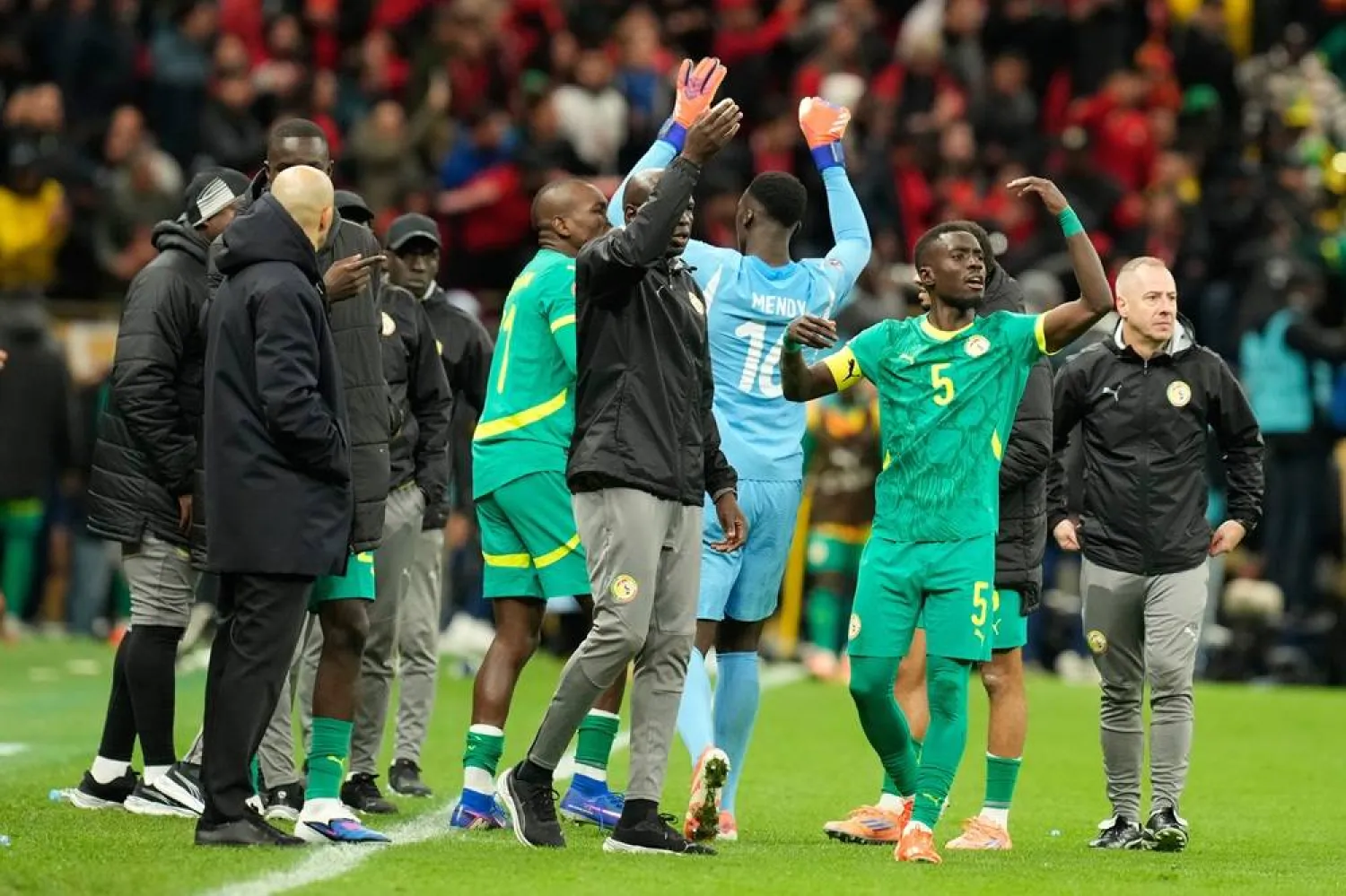  Senegal's Idrissa Gueye calls players to walk off the ptich during the Africa Cup of Nations final soccer match between Senegal and Morocco, in Rabat, Morocco, Sunday, Jan. 18, 2026. (AP) 