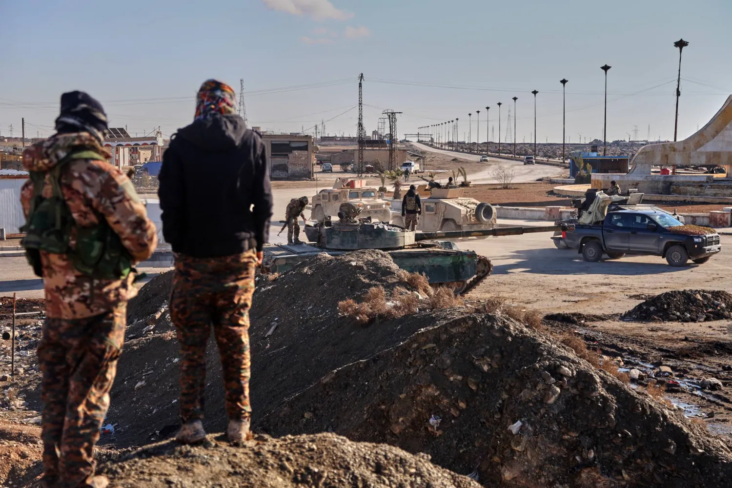 جنود من قوات سوريا الديمقراطية (قسد)  ينتشرون بمركبات عسكرية مدرعة لتأمين الطرق المؤدية إلى سجن غويران (أ.ب)