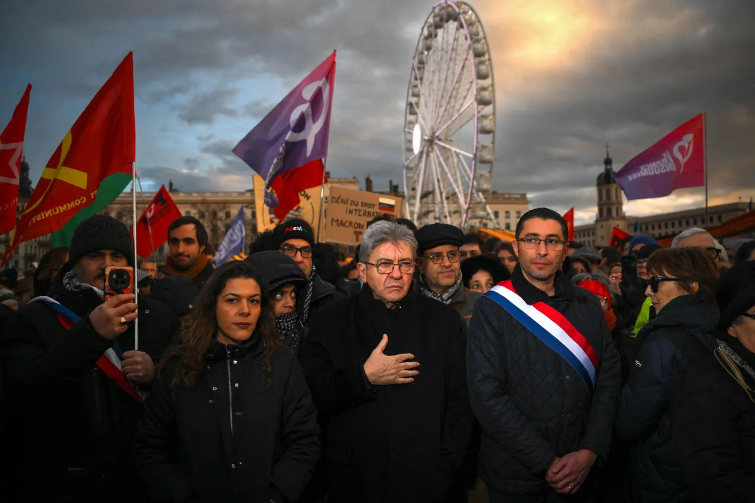 جان لوك ميلينشون (في الوسط) زعيم حزب «فرنسا الأبية» اليساري الفرنسي يشارك في مظاهرة لدعم الشعب الفنزويلي في ساحة بيلكور في ليون بوسط شرق فرنسا 10 يناير 2026 (أ.ف.ب)
