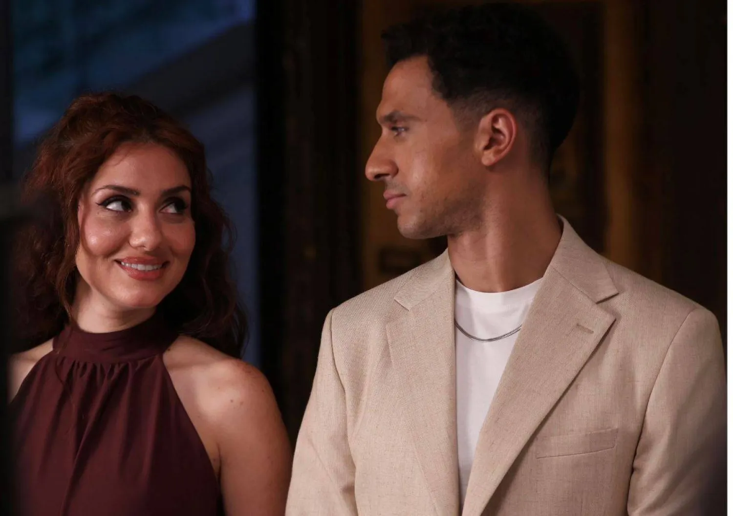 عصام عمر وجيهان الشماشرجي في لقطة من المسلسل (حساب عمر على «فيسبوك»)