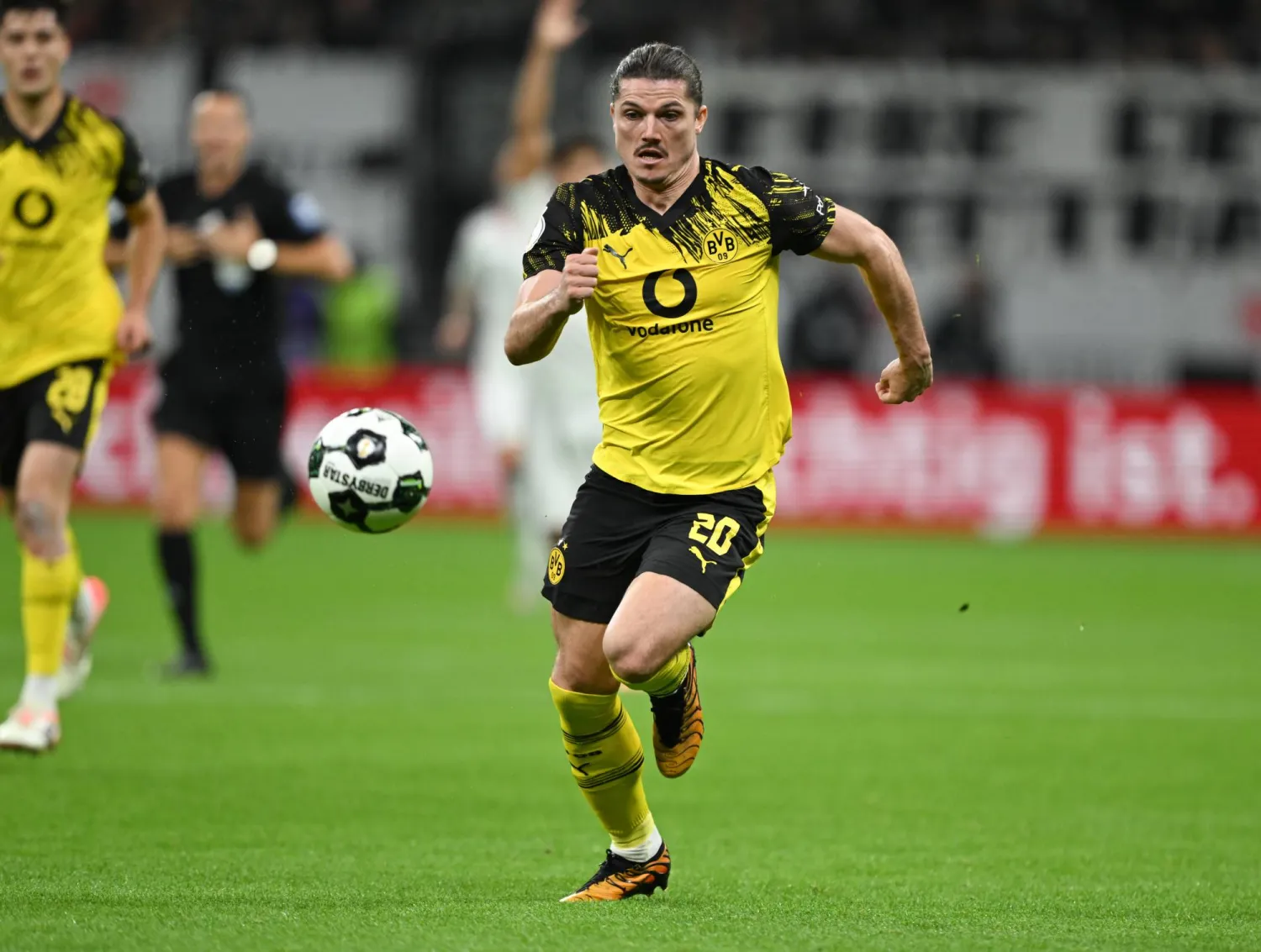 مارسيل سابيتزر لاعب وسط بوروسيا دورتموند (د.ب.أ)