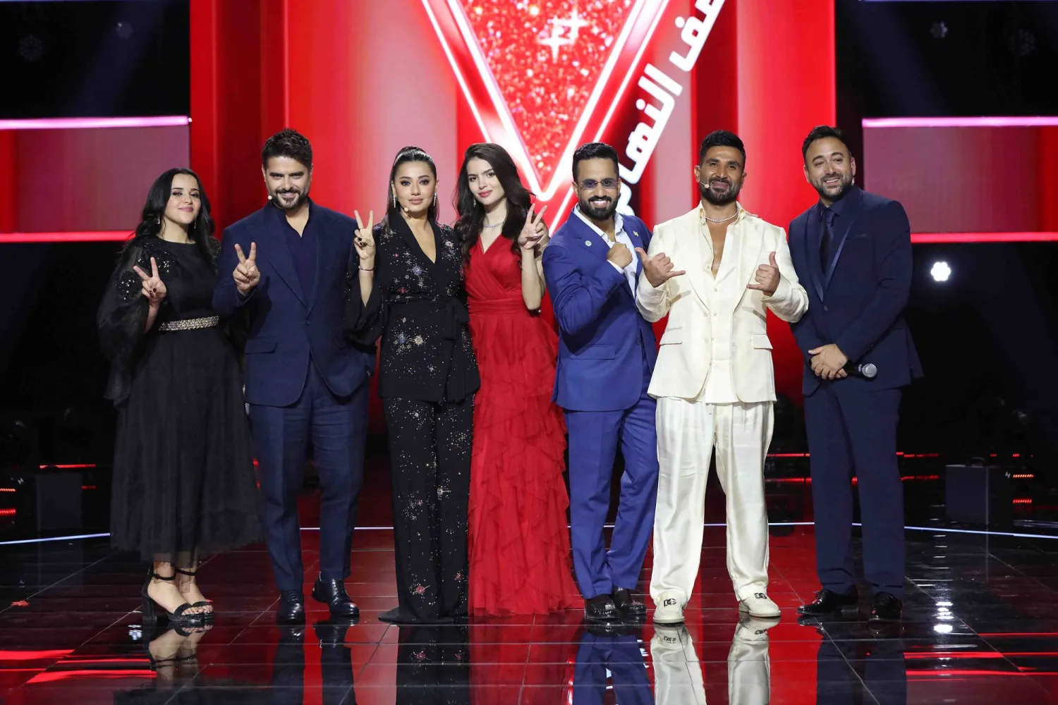 المشتركون الثلاثة بعد وصولهم لمرحلة النهائيات مع مدربيهم (إم بي سي)