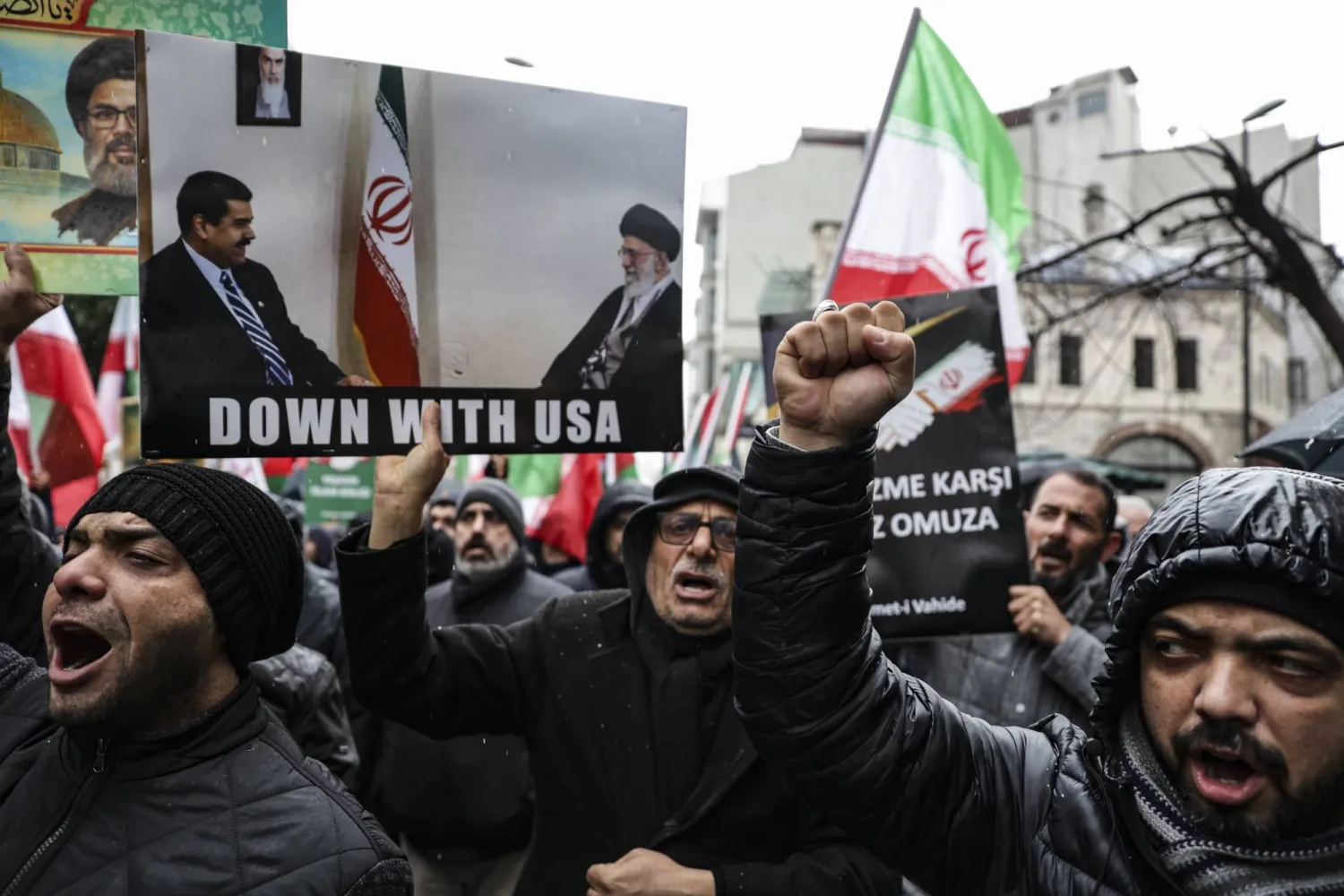متظاهرون يحملون صور المرشد علي خامنئي ويهتفون بشعارات خلال مظاهرة مؤيدة للنظام أمام القنصلية الإيرانية في إسطنبول الأحد (إ.ب.أ)