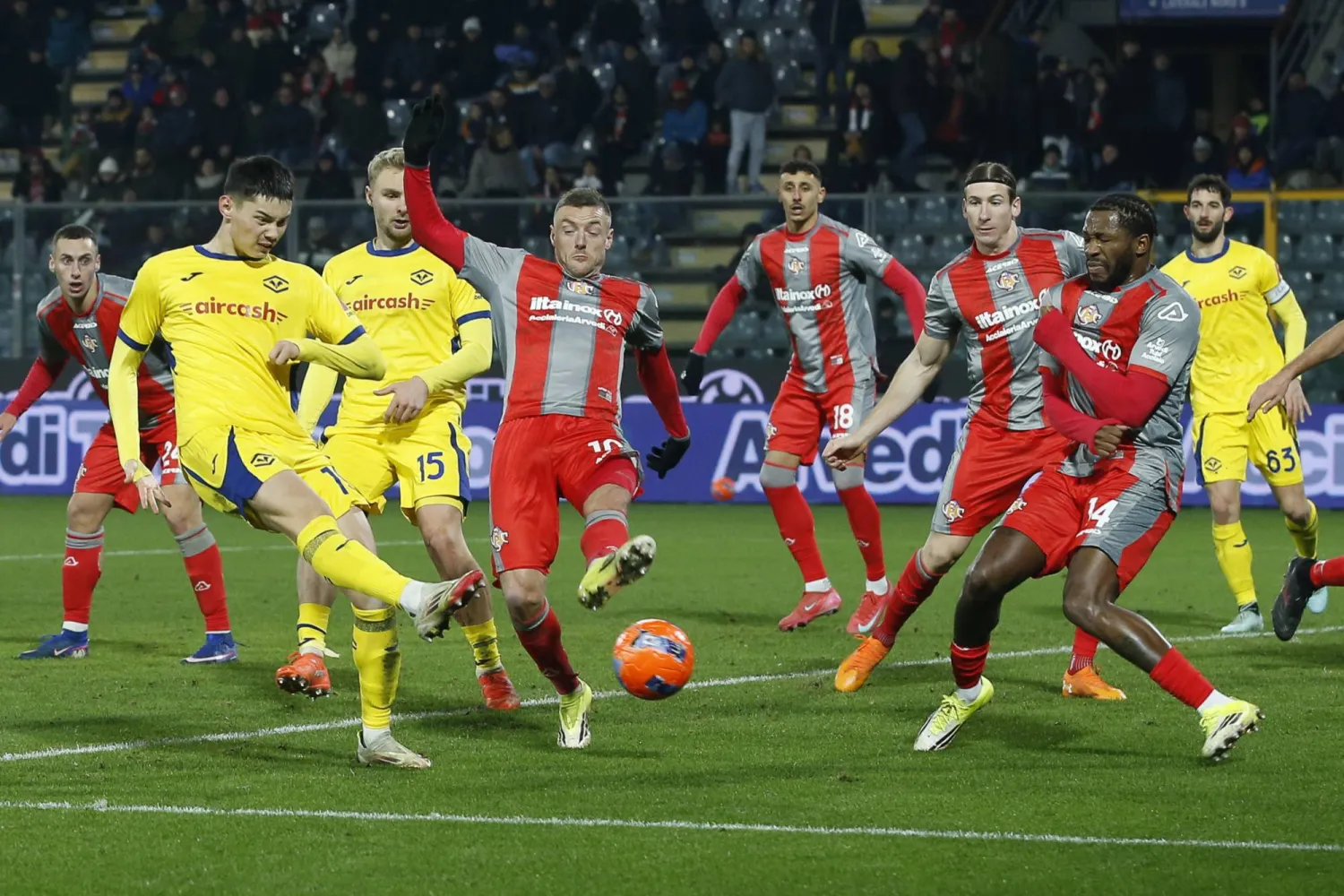 كريمونيزي اكتفى بالتعادل أمام ضيفه هيلاس فيرونا (إ.ب.أ)