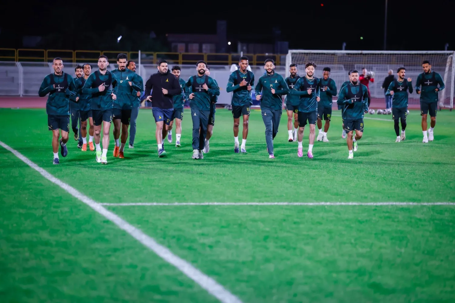 لاعبو الخليج خلال تدريباتهم الأخيرة للأهلي (نادي الخليج)