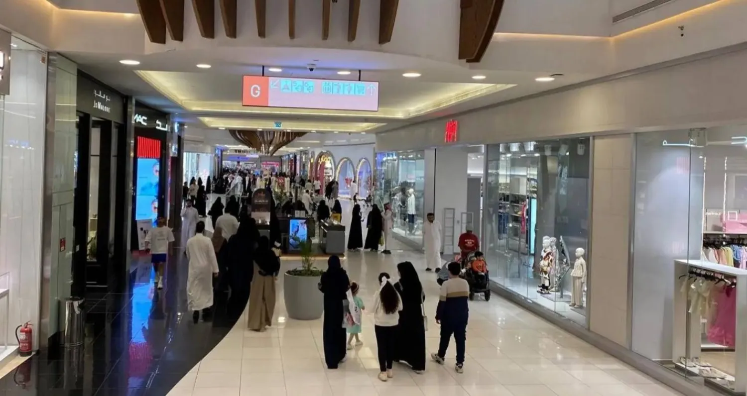 أناس يتسوقون في أحد مراكز التسوق بالرياض (رويترز)