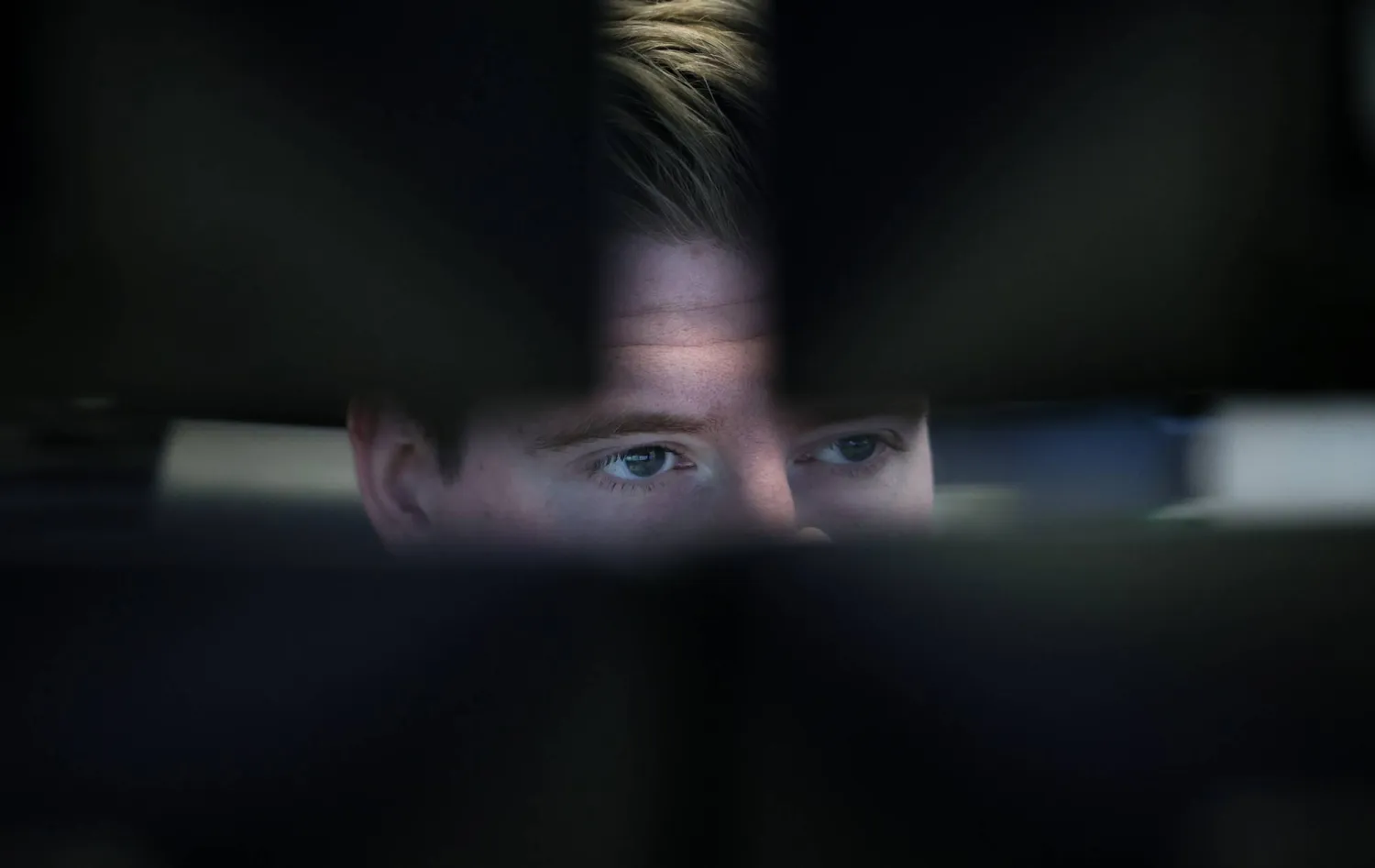 وسيط يراقب أسعار الأسهم في قاعة التداول ببورصة فرانكفورت (إ.ب.أ)