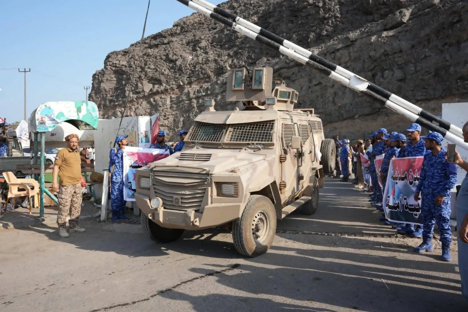 منذ سبعينات القرن الماضي وسكان عدن يطالبون بإخراج المعسكرات من وسط الأحياء (إعلام حكومي)