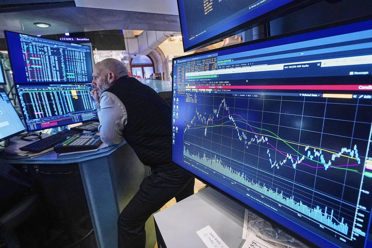 متداول يعمل داخل بورصة نيويورك (أ.ب)