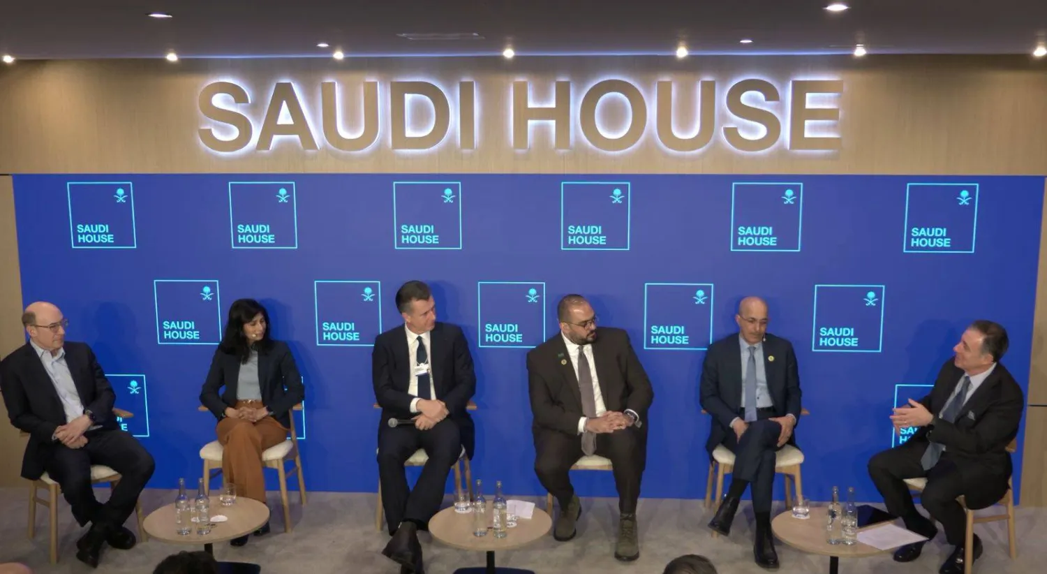 وزير الاقتصاد والتخطيط السعودي يتوسط الحاضرين في الجلسة الحوارية ضمن أعمال المنتدى الاقتصادي العالمي في دافوس (الشرق الأوسط)