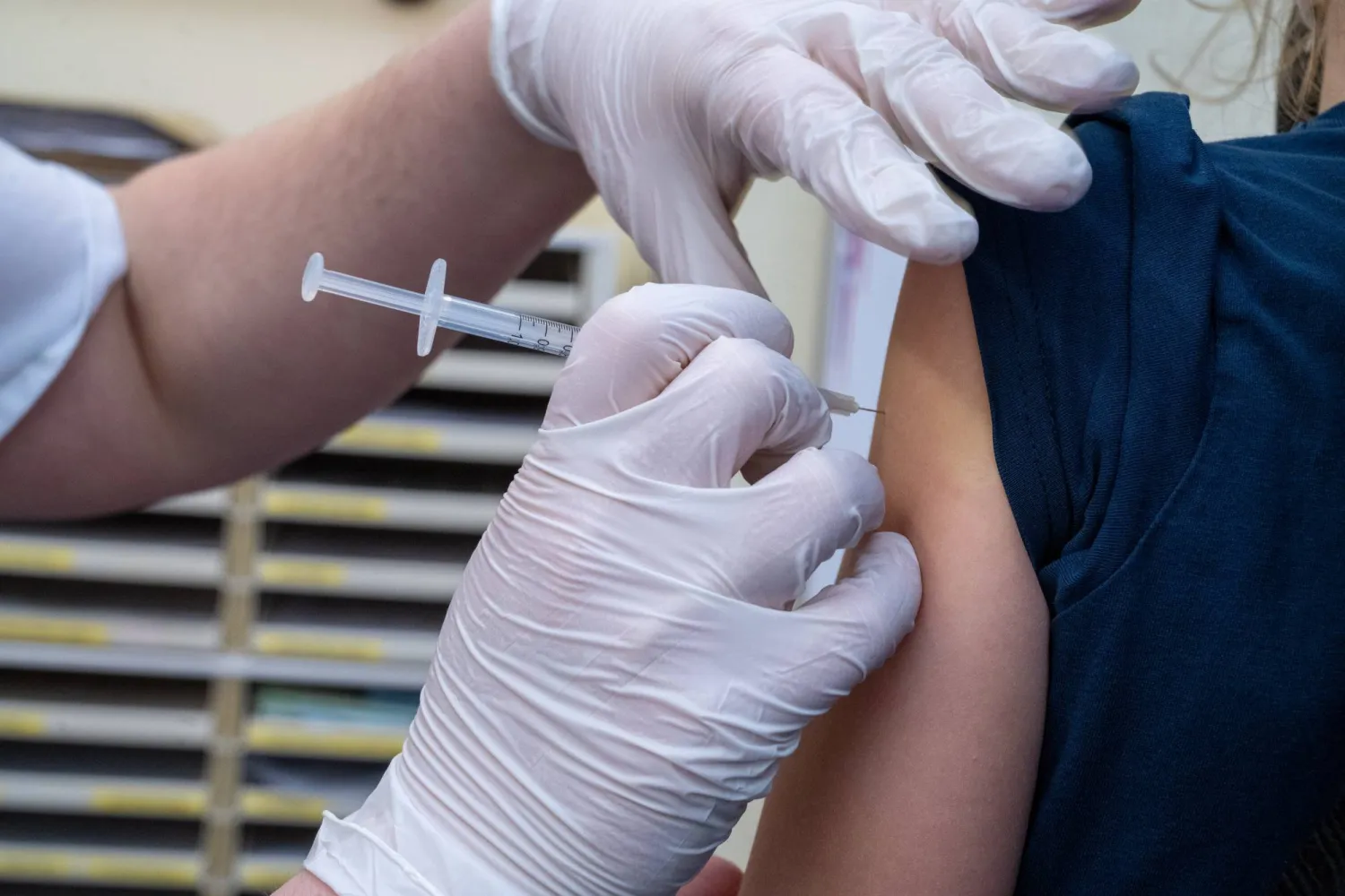 الأفكار الإيجابية قد تعزز الاستجابة المناعية للقاحات (د.ب.أ)