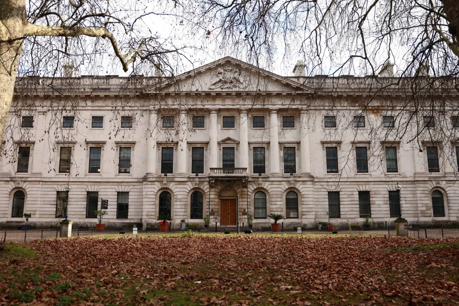 الموقع المقترح للسفارة الصينية الضخمة في «رويال منت كورت» شرق لندن (رويترز)