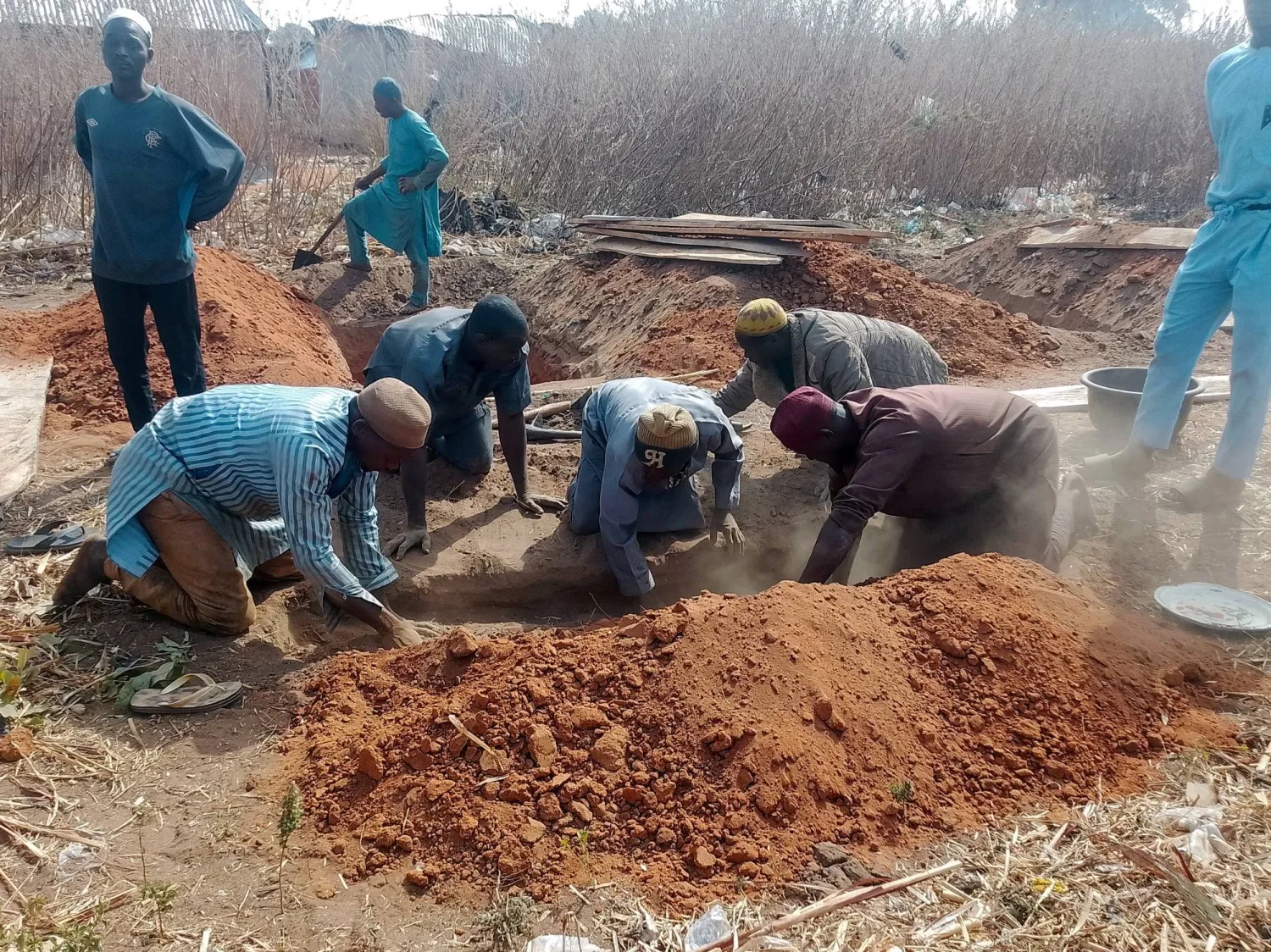 نيجيريون يستعدون لدفن القتلى الذين سقطوا خلال هجوم مسلحين على قرية كاسوان داجي بولاية النيجر - 4 يناير 2026 (رويترز)
