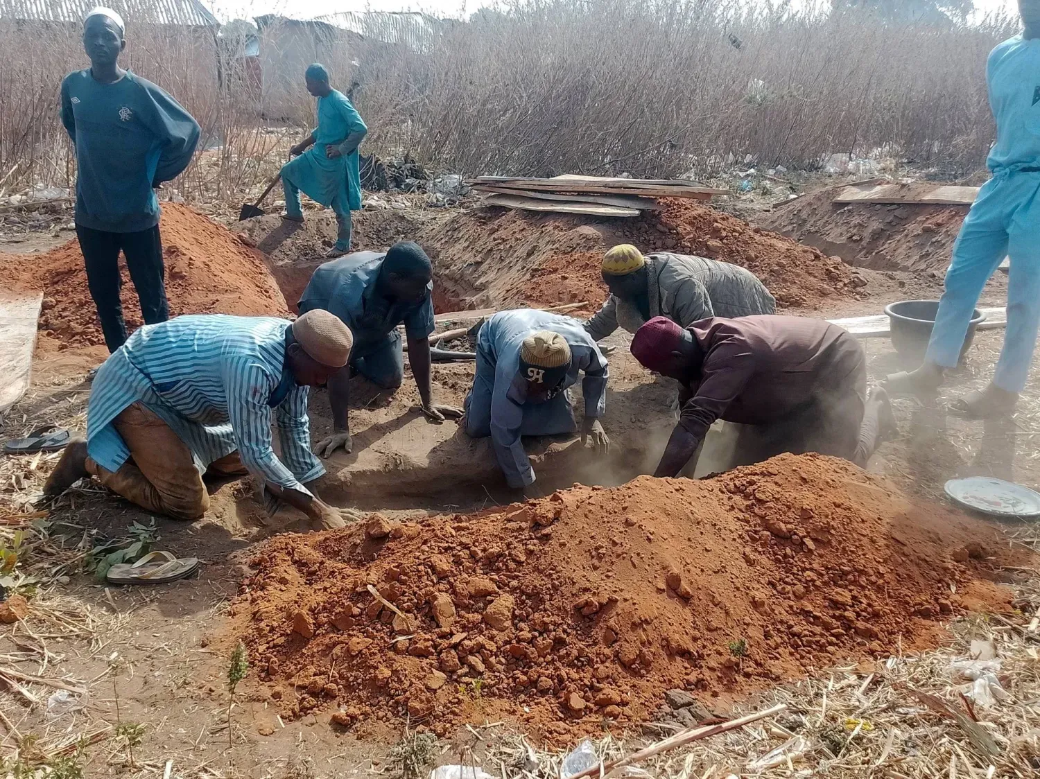 Nijeryalılar, Nijer eyaletindeki Kasuwan Daji köyüne düzenlenen silahlı saldırıda hayatını kaybedenleri defnetmeye hazırlanıyor- 4 Ocak 2026 (Reuters)
