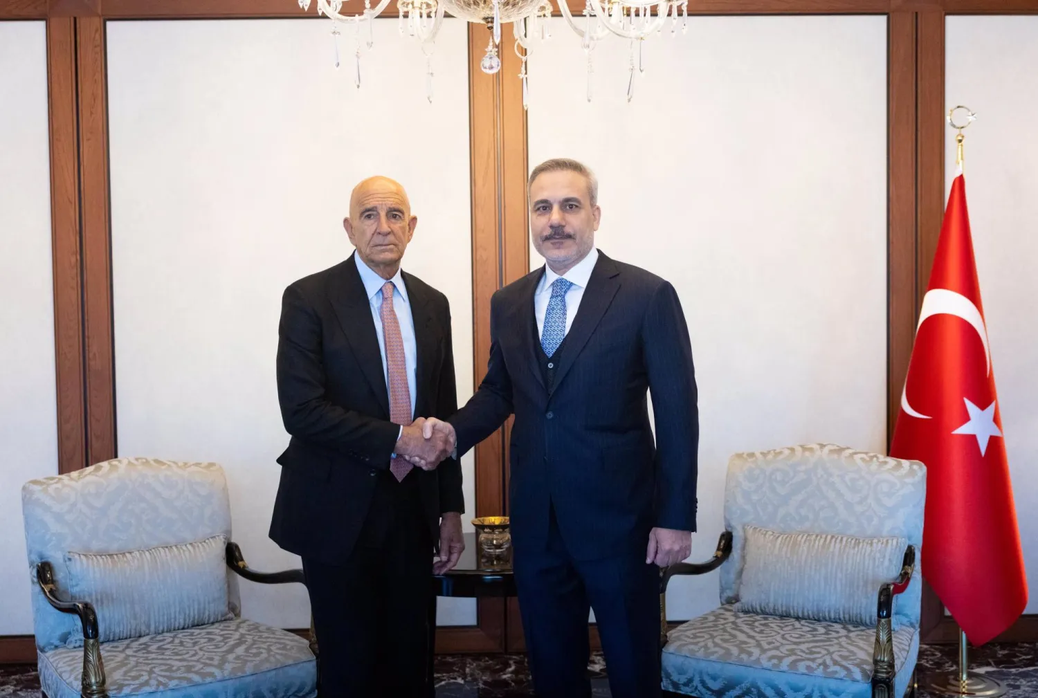 وزير الخارجية التركي هاكان فيدان خلال لقائه السفير الأميركي في أنقرة المبعوث الخاص إلى سوريا توماس برّاك... الثلاثاء (الخارجية التركية)