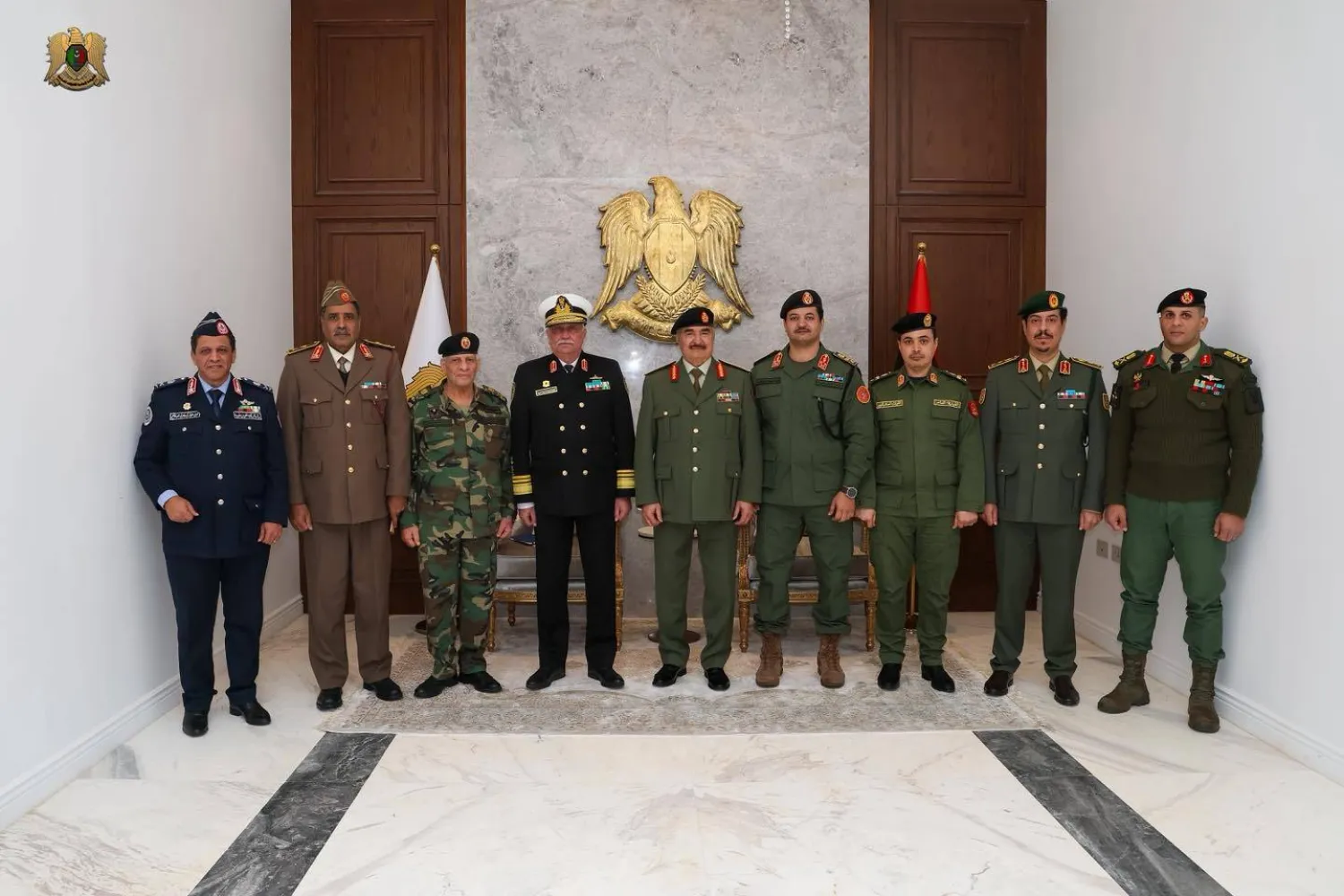 المشير خليفة حفتر يتوسط رئيس الأركان العامة ورؤساء أركان الجيش يوم 12 يناير 2026 (القيادة العامة)