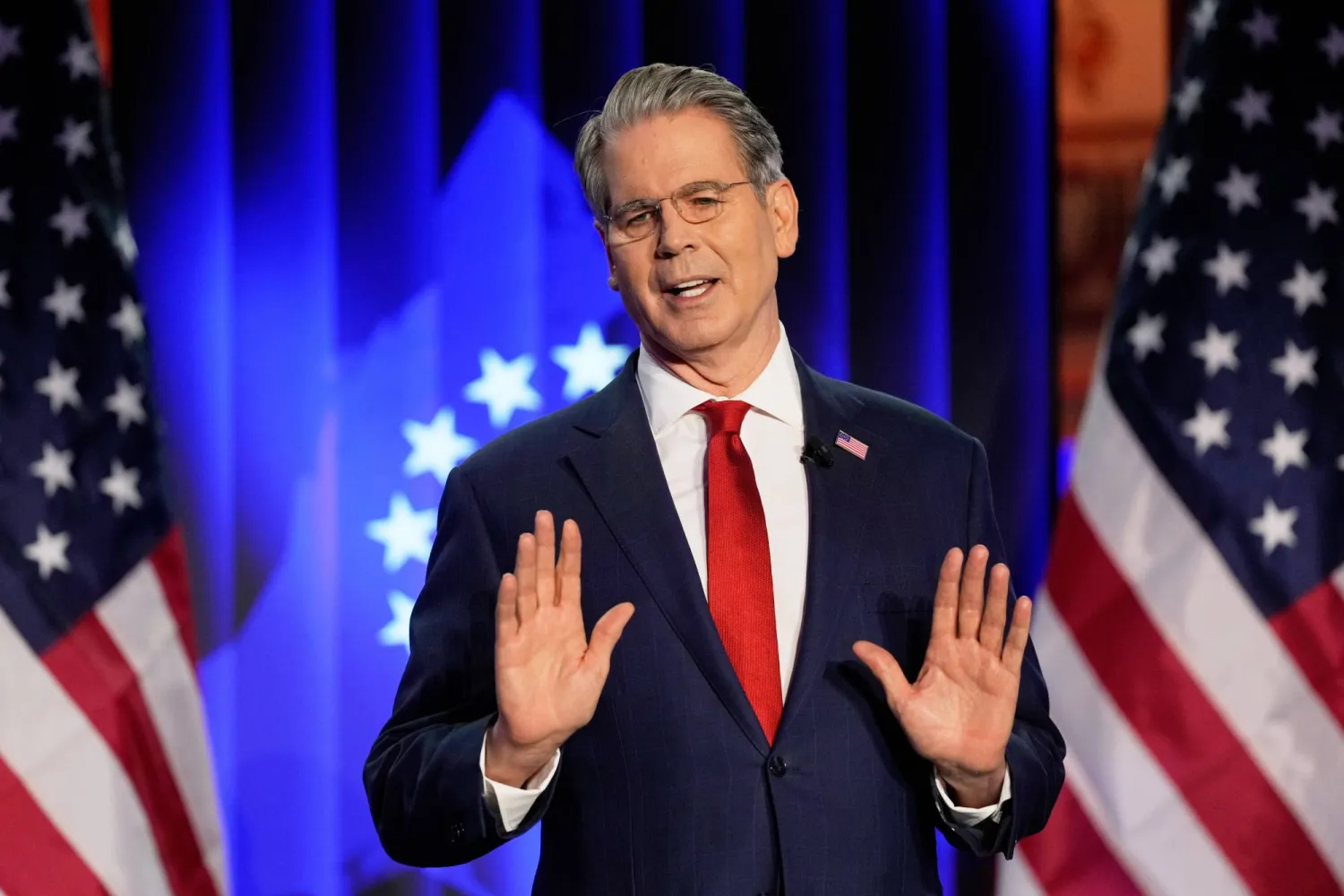 وزير الخزانة الأميركي سكوت بيسنت يتحدث في دافوس (أ.ب)