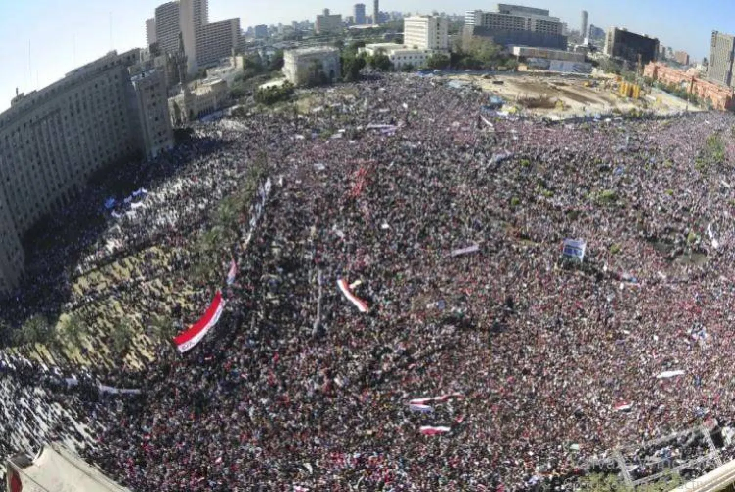 متظاهرون مصريون في ميدان التحرير خلال أحداث 2011 (رويترز)