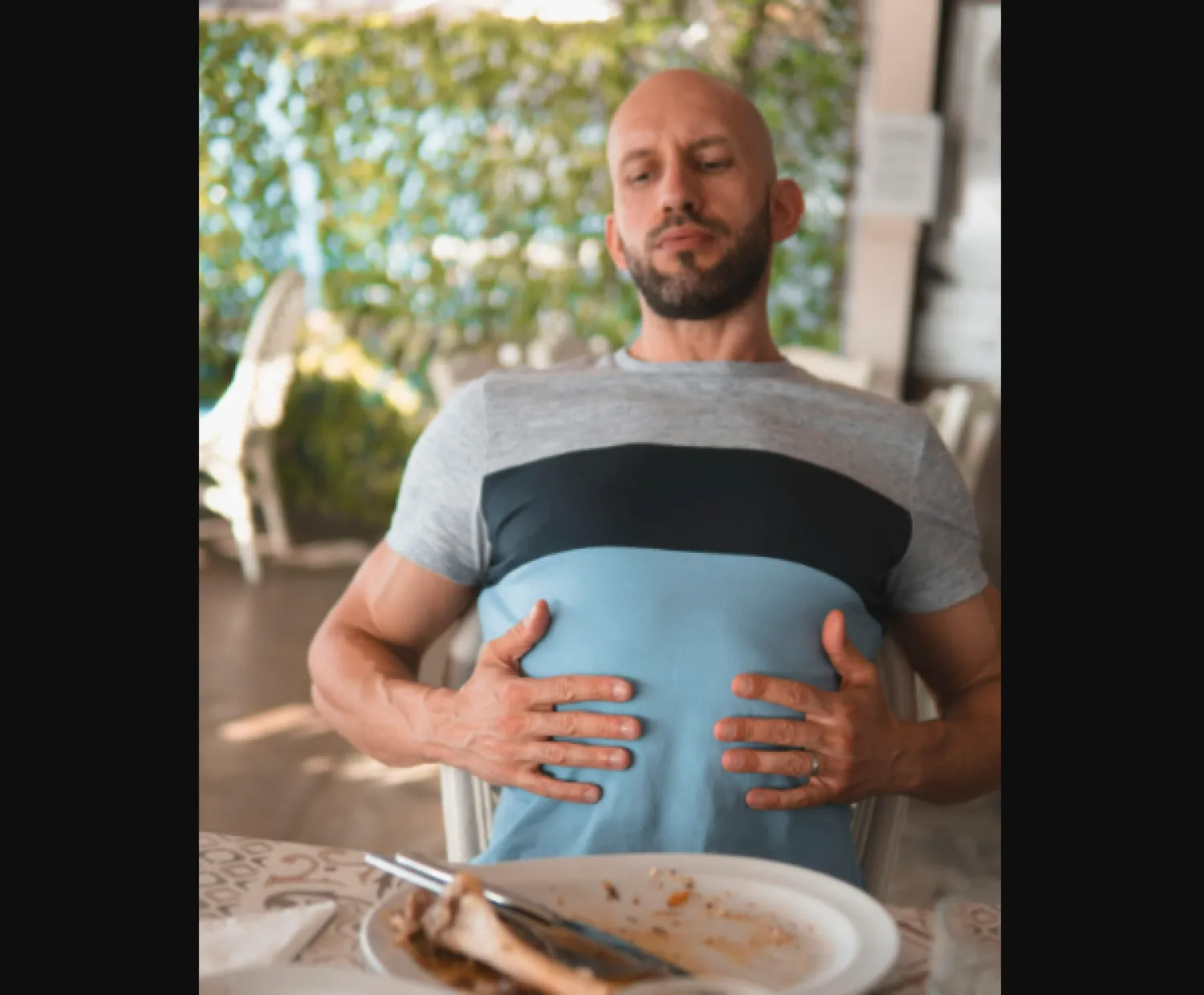 التسمم الغذائي عادةً ما يزول في غضون أيام قليلة دون أعراض حادة (بيكسلز)