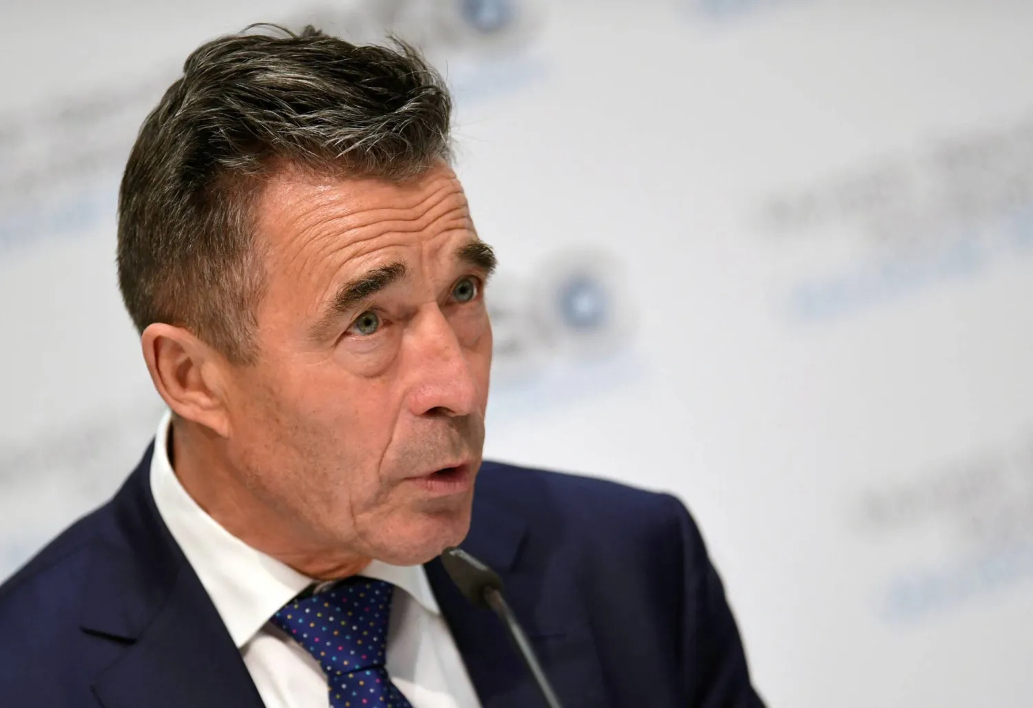 آندرس فو راسموسن رئيس وزراء الدنمارك الأسبق والأمين العام الأسبق لحلف «الناتو» يتحدث خلال مؤتمر ميونيخ الأمني ​​السنوي في ميونيخ بألمانيا في 16 فبراير 2019 (رويترز)