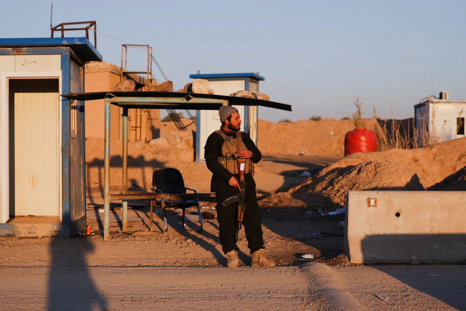  A member of the Syrian army stands guard on the road towards Al-Hasakah, following the withdrawal of the Syrian Democratic Forces, Syria, January 20, 2026. (Reuters)