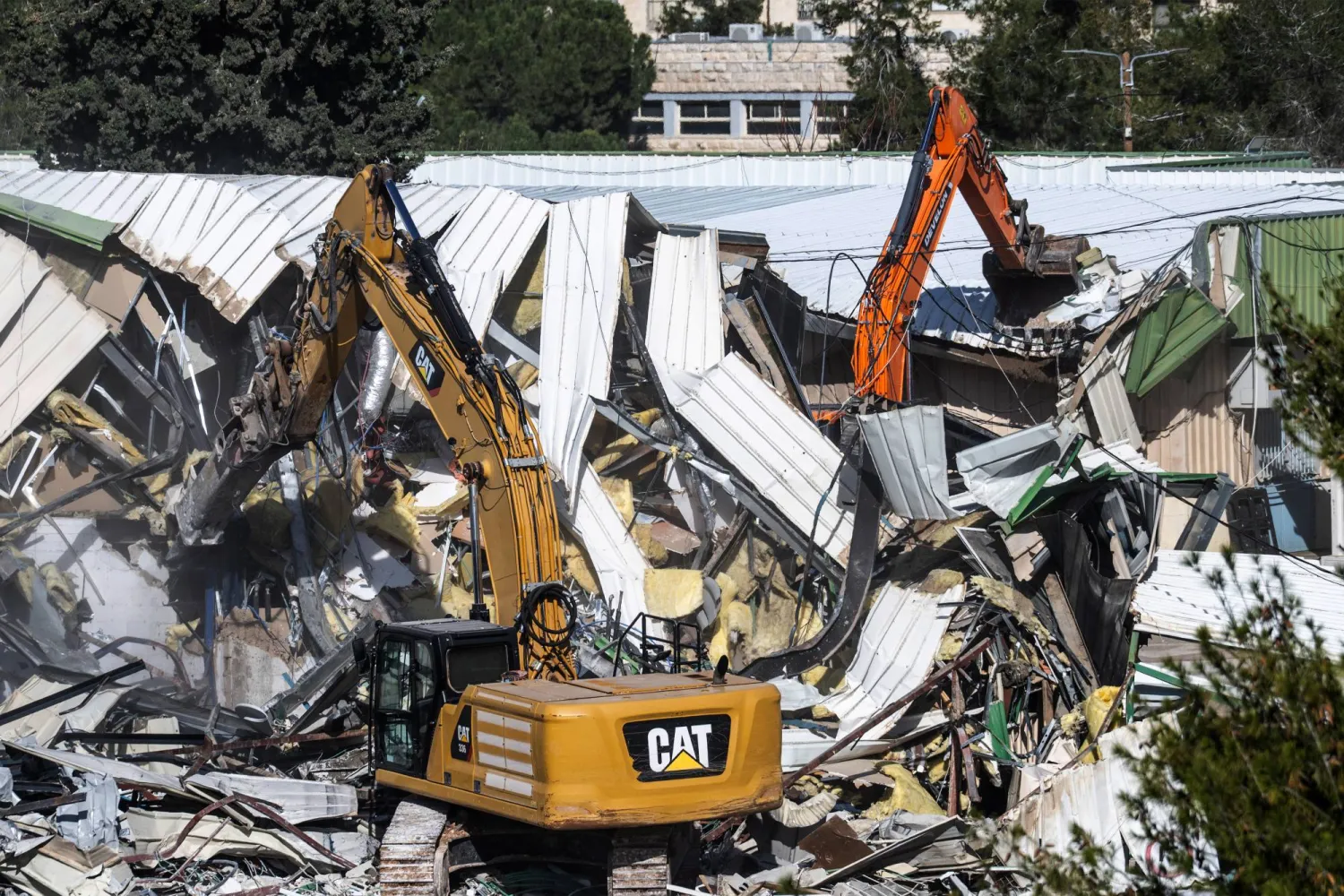 جرافات إسرائيلية تهدم أجزاء من مقر وكالة الأمم المتحدة لإغاثة وتشغيل اللاجئين الفلسطينيين (أونروا) في حي الشيخ جراح بالقدس الشرقية 20 يناير 2026 (إ.ب.أ)