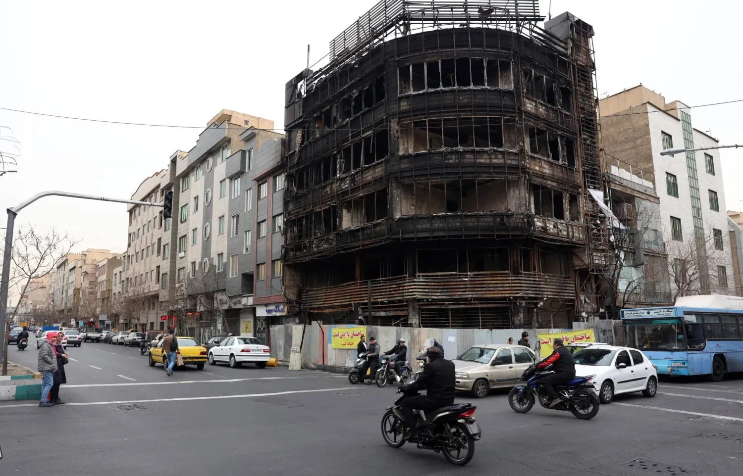 Tahran'daki hükümet karşıtı protestolar sırasında yakılan Bank Melli (İran'ın devlet bankası) şubesi (AFP)