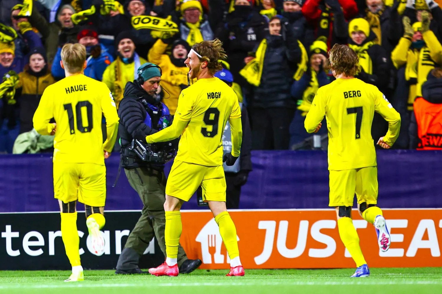 احتفالية لاعبي بودو غليمت النرويجي بالفوز الكبير على مان سيتي (د.ب.أ) 