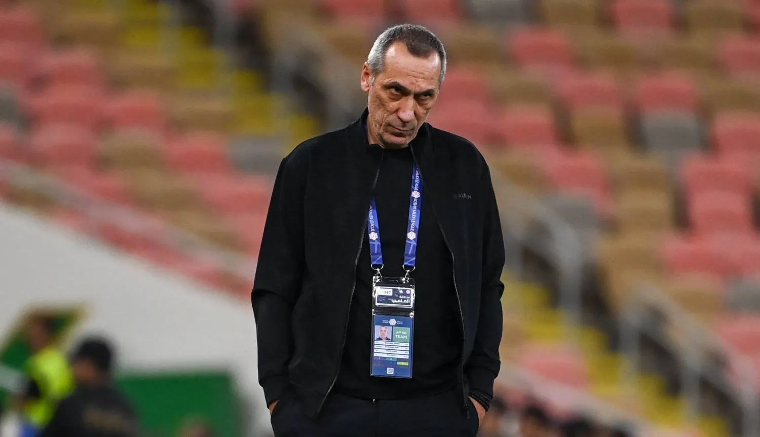 اليوناني دونيس مدرب فريق الخليج (تصوير: علي خمج)