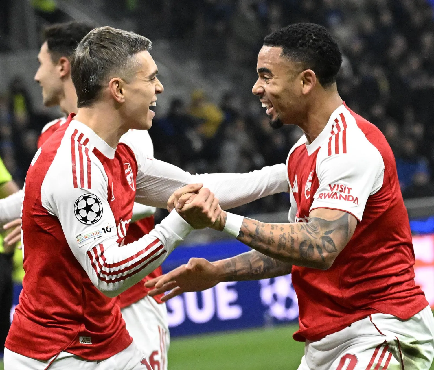 خيسوس (يمين) يحتفل مع زميله تروسارد بثنائيته في مرمى انتر (إ.ب.أ)