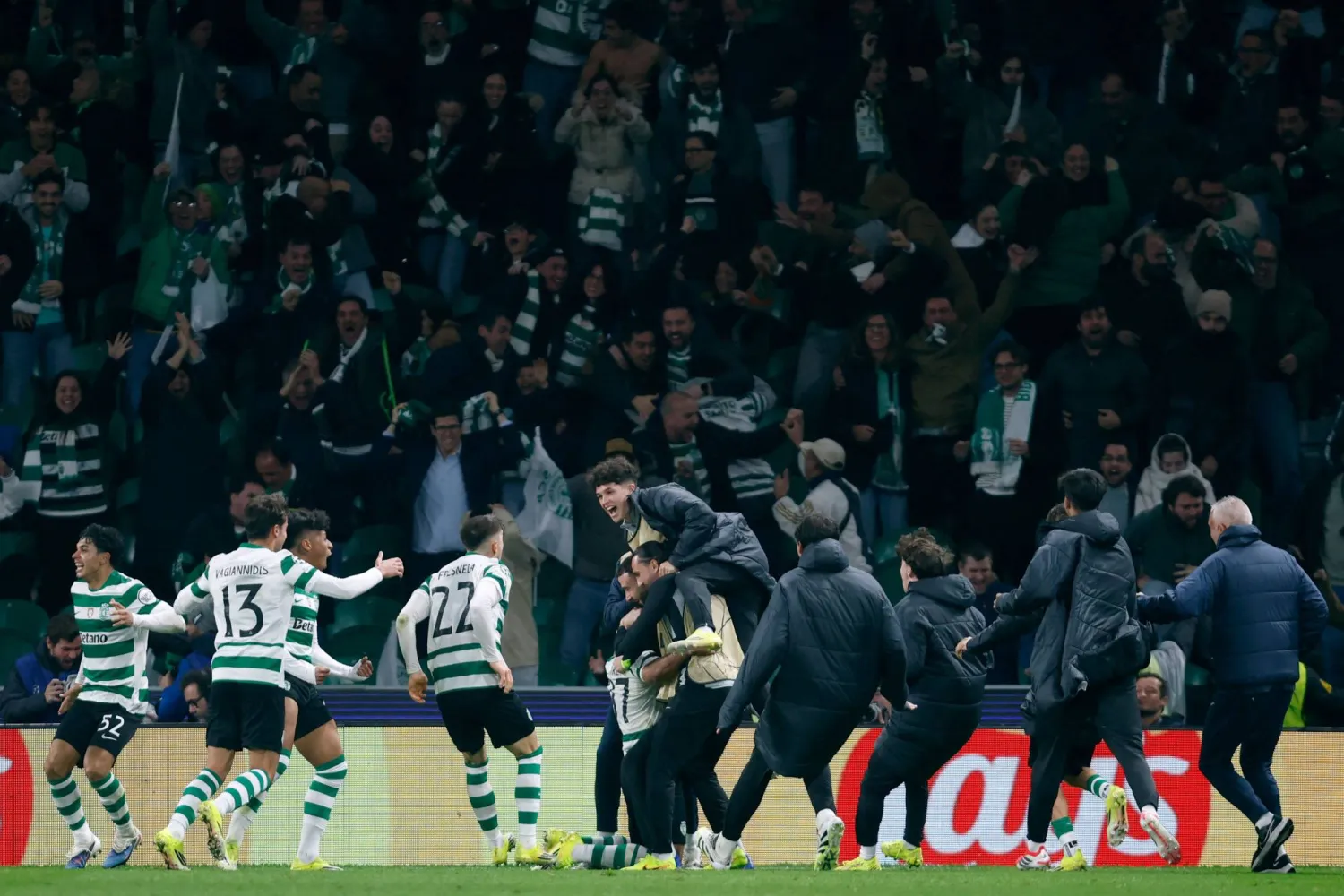 فرحة لاعبي سبورتنغ مع جماهيرهم بالفوز على البطل (أ.ف.ب)