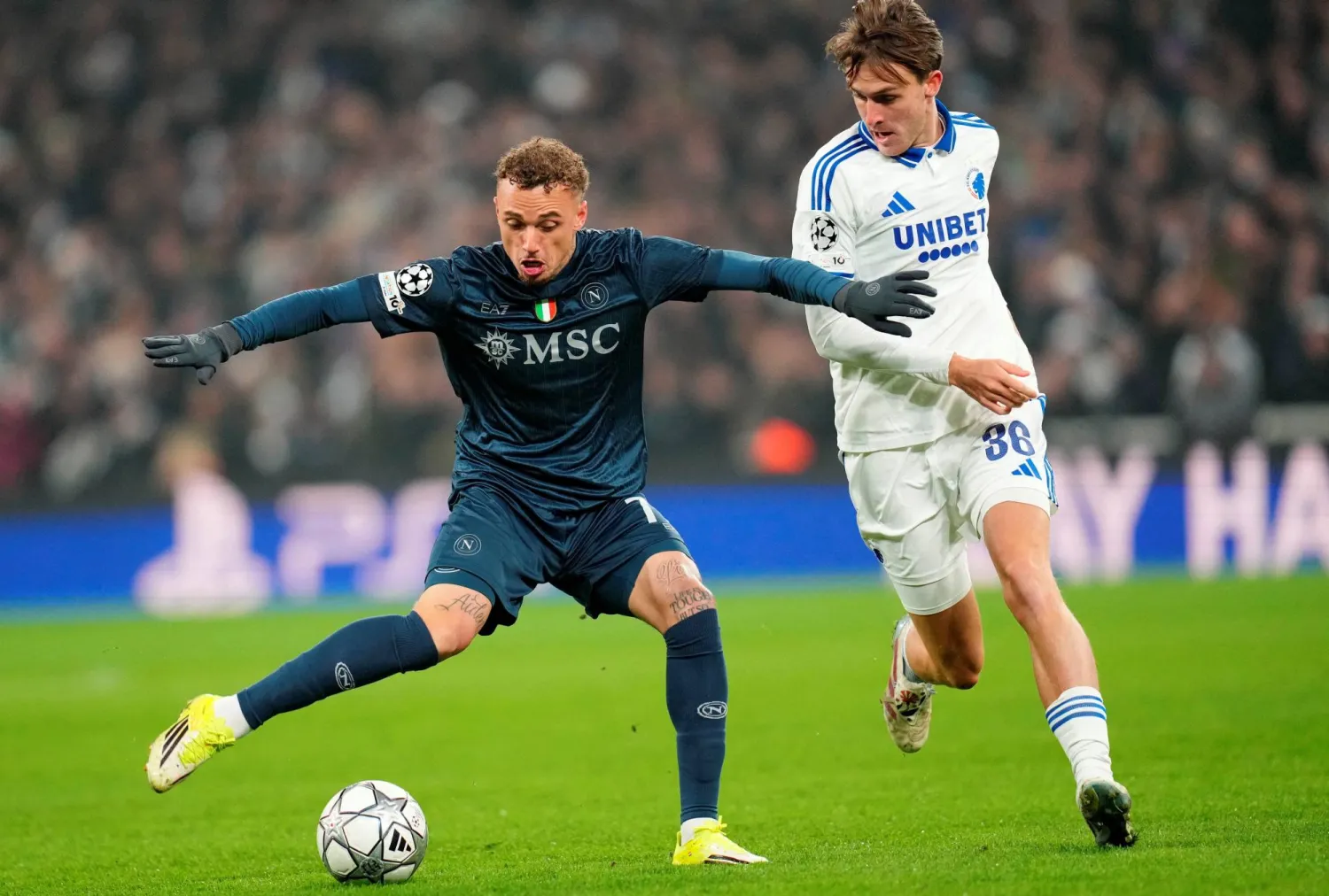 التعادل الإيجابي حكم مواجهة كوبنهاغن ونابولي (رويترز)