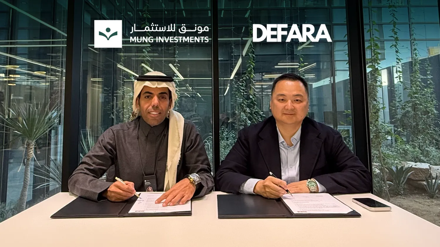 المؤسس الرئيس التنفيذي لشركة «مونق للاستثمار» عبد العزيز المقيطيب في أثناء التوقيع مع الشريك المؤسس لـ«ديفارا» شي سونق