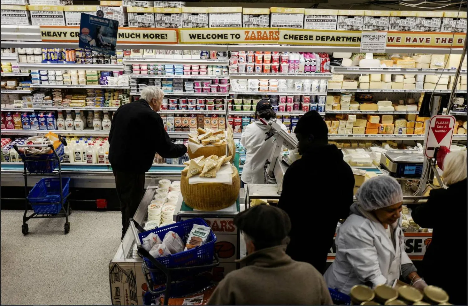 متسوقون في سوبر ماركت بمدينة نيويورك يوم 26 نوفمبر 2025. (رويترز)