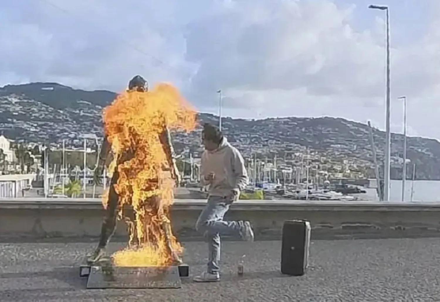 أقدم شخص على إضرام النار في تمثال النجم البرتغالي كريستيانو رونالدو (وسائل التواصل الاجتماعي)