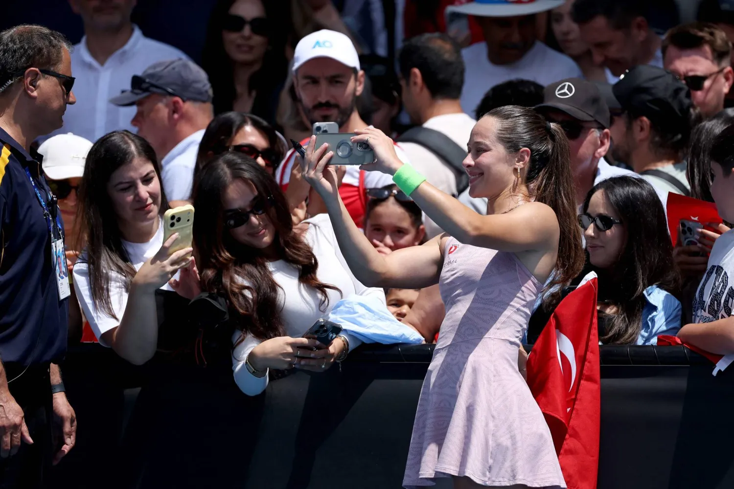 سونميز شعرت وكأنها في بيتها بسبب الدعم الجماهيري (أ.ف.ب)