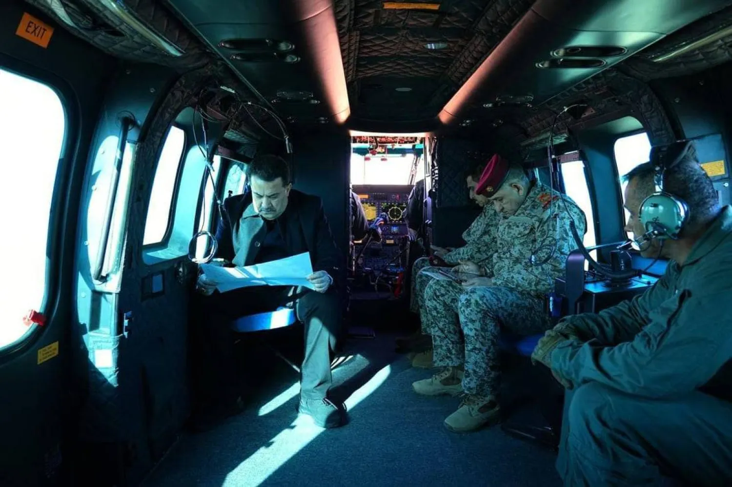 رئيس الحكومة العراقية محمد السوداني داخل طائرة عسكرية (إعلام حكومي)