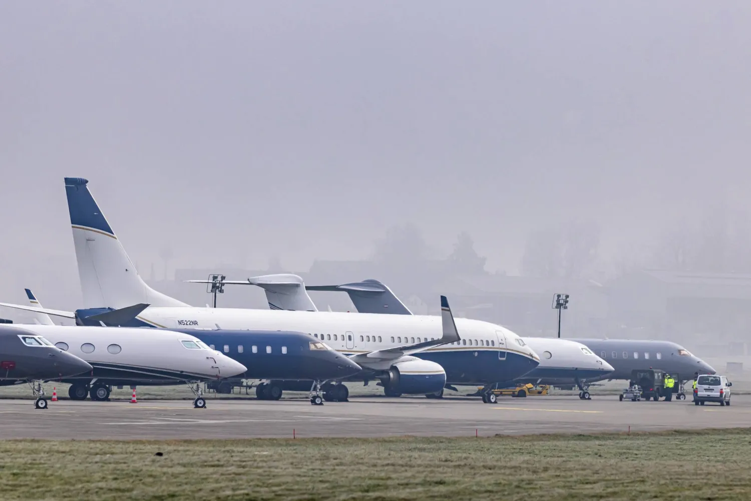 طائرات متوقفة في قاعدة دوبندورف الجوية التي تُستخدم لركن طائرات المشاركين في المنتدى الاقتصادي العالمي بسويسرا (إ.ب.أ)