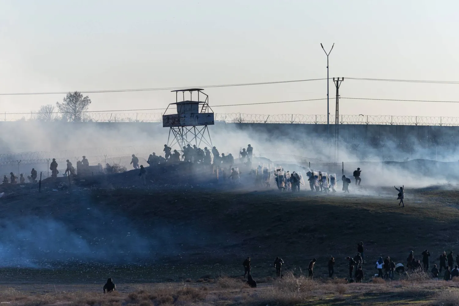 قوات الأمن التركية تصدت الثلاثاء لمحاولات أكراد عبور الجدار العازل من نصيبين إلى القامشلي لدعم «قسد» في مواجهة عمليات الجيش السوري (إ.ب.أ)