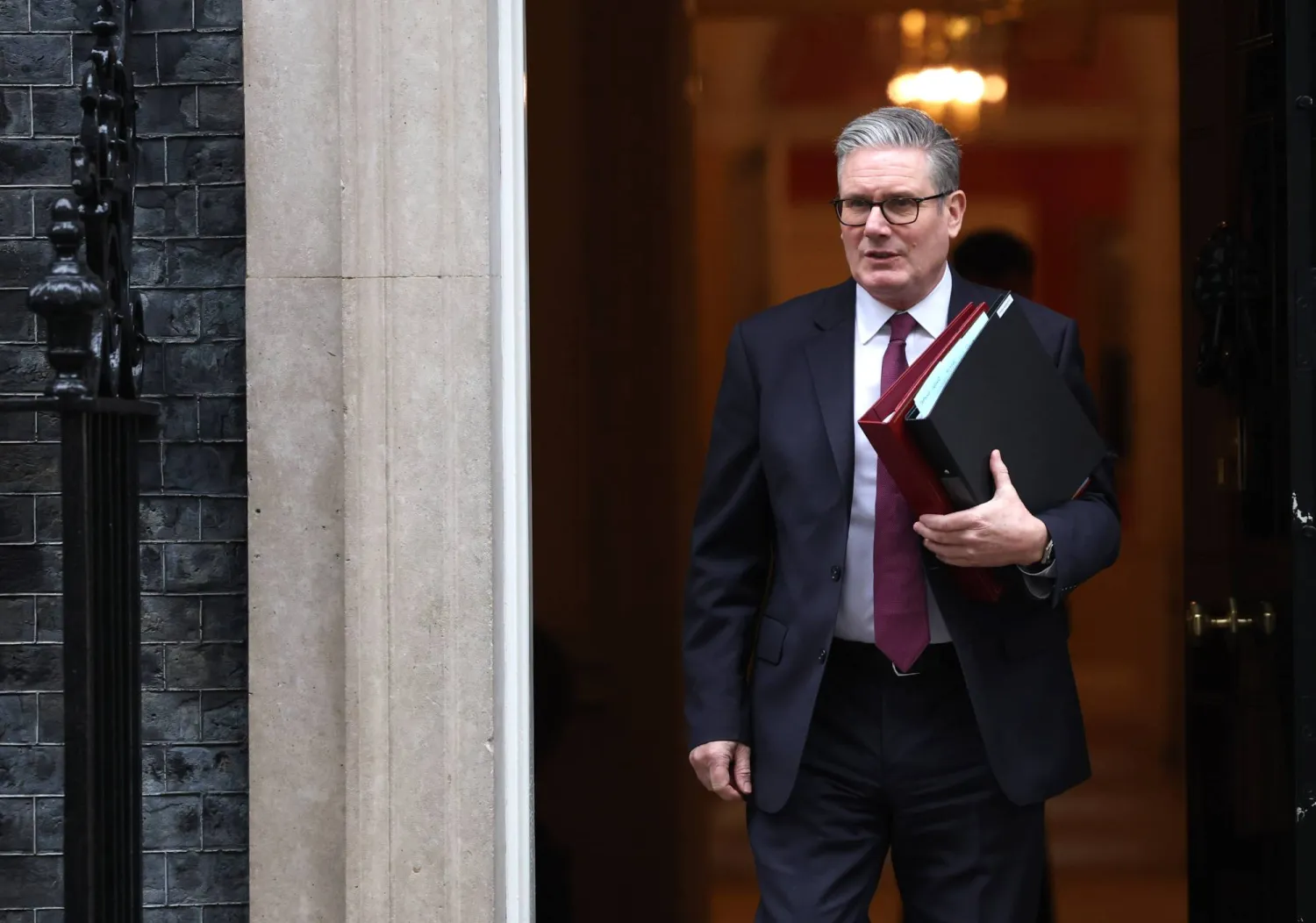 رئيس الوزراء البريطاني كير ستارمر يغادر مقر رئاسة الوزراء في «10 داونينغ ستريت» متوجهاً إلى البرلمان بلندن - 21 يناير 2026 (إ.ب.أ)
