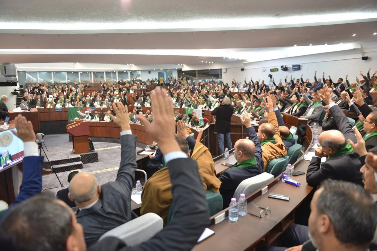 النواب الجزائريون يصوتون على مشروع قانون «تجريم الاستعمار» يوم 24 ديسمبر 2025 (البرلمان)