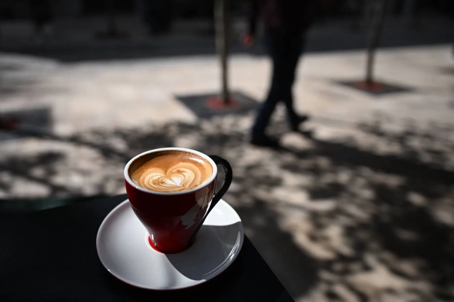 شرب القهوة قبل تناول أي طعام قد يسبب آثاراً جانبية غير متوقعة (أ.ف.ب)