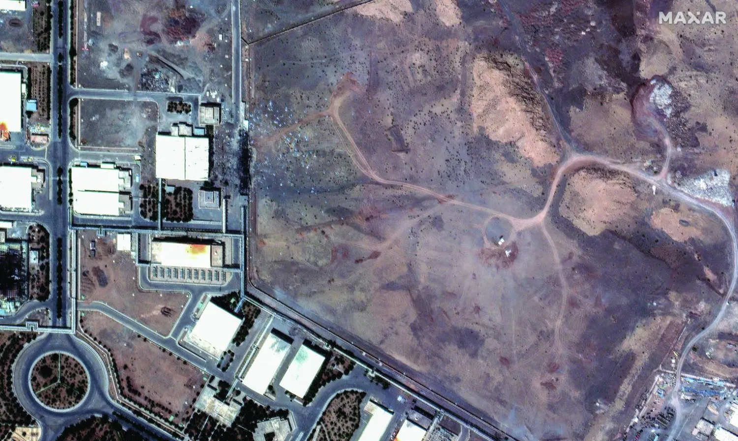 صورة من القمر الاصطناعي تُظهر حفراً في منشأة «نطنز» لتخصيب اليورانيوم عقب غارات جوية أميركية وسط الصراع الإيراني - الإسرائيلي (رويترز)