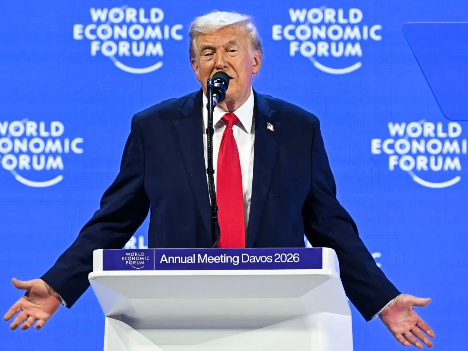 الرئيس الأميركي دونالد ترمب يشير بيده في أثناء إلقائه خطاباً خلال الاجتماع السنوي للمنتدى الاقتصادي العالمي في دافوس 21 يناير 2026 (أ.ف.ب)