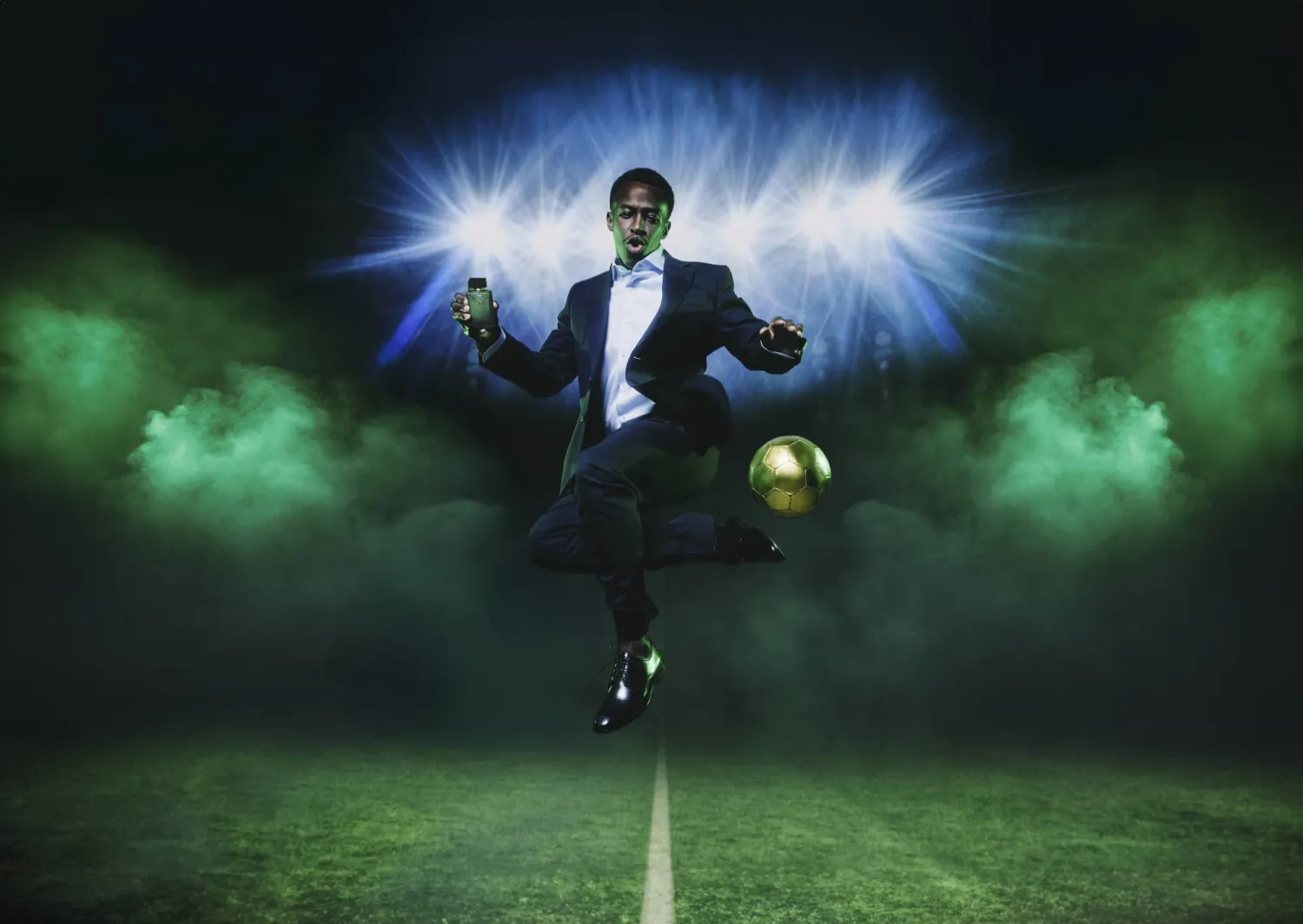 سعود عبد الحميد في لقطة من حملة لعلامة «وجوه» التي تملكها المجموعة وتجمع بين الجمال وكرة القدم وتكرّم الهوية السعودية المتجددة (مجموعة شلهوب)